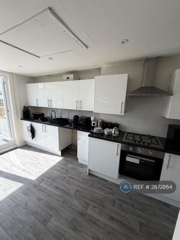1 bedroom in a house share to rent - Photo 2