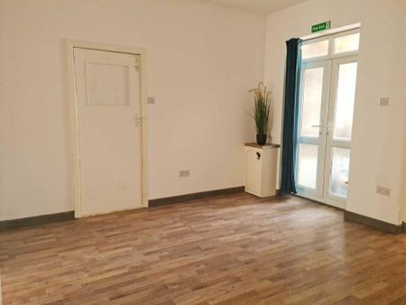 4 bedroom flat to rent - Photo 2