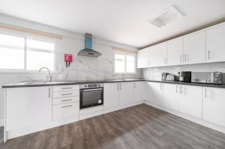 1 bedroom in a house share to rent - Photo 3