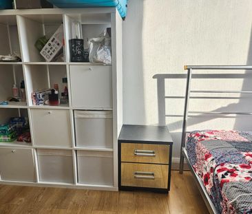 Room in a Shared Flat, London, SW11 - Photo 1