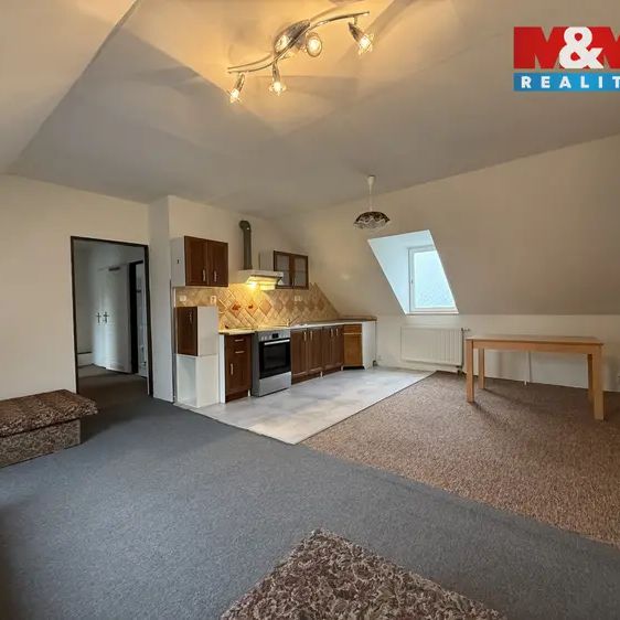 Pronájem podkrovního bytu 4+kk – Horní Počernice - Photo 1