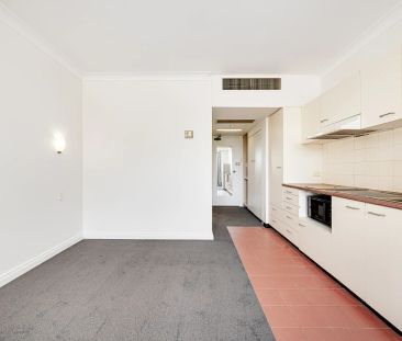 Renovated Studio Apartment in the Shore Apartments - Photo 2