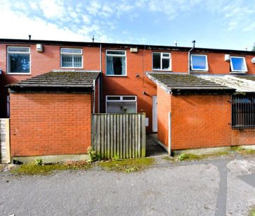 3 bedroom House in St Johns Close, Leeds - Photo 1