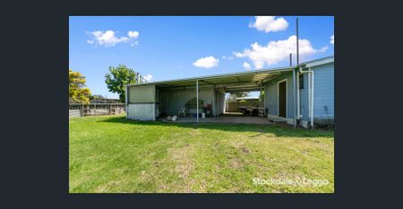 Renovated West End Home With Brilliant Shedding! - Photo 3