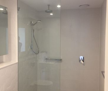 Designer apartment with study area and 1 storage cage - Photo 1