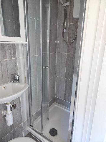 Studio Flat, Castillon Road, SE6 - Photo 3