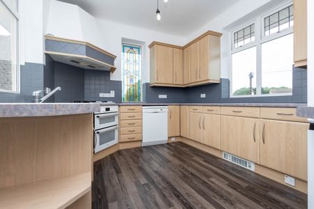 3 bed flat to rent in Sandbourne Road, Bournemouth, BH4 - Photo 3