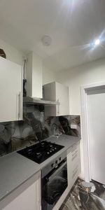 3 bedroom flat to rent - Photo 4