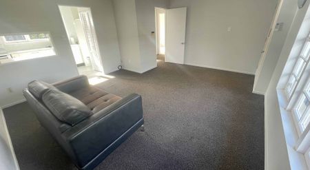 Updaded Gem in Otahuhu ! 2 Bedroom + Internal Garage - Photo 3