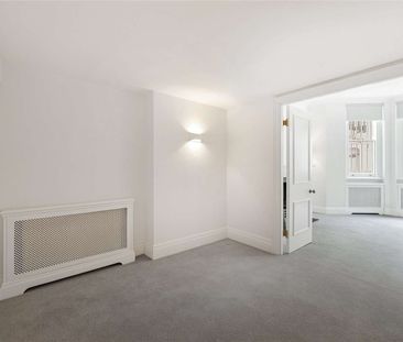 This is a charming and spacious studio flat in the heart of South K... - Photo 1