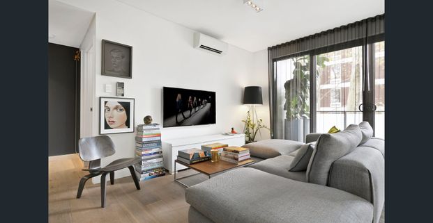 Designer home / three balconies / heart of area - Photo 1