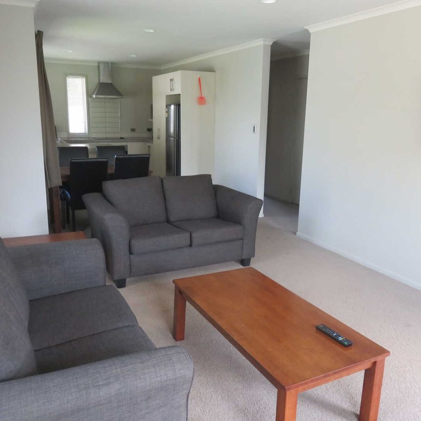 Fully Furnished Brick Townhouse – Walk to University This well-presented brick townhouse is located directly across the road from the university, offering both convenience and comfort. - Photo 1