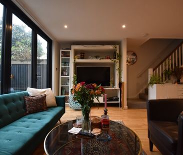 3 Bed Semi-Detached House, Searles Close, SW11 - Photo 2