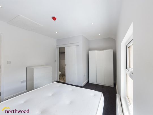 1 bedroom in a house share to rent - Photo 1