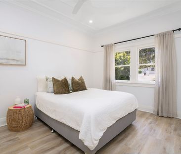 Stylish Top floor Art Deco apartment - Photo 1