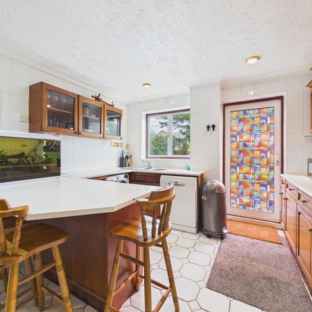 4 bed detached house to rent in Highfield Road, Flackwell Heath, High Wycombe, Buckinghamshire, HP10 9AN - Photo 3