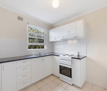 Beautifully Appointed Studio Apartment - Located in a lovely Tree L... - Photo 2