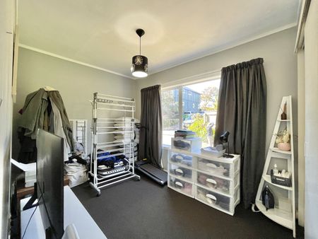 Tidy 2 bedroom Unit + Carpark - Newtown - Photo 2