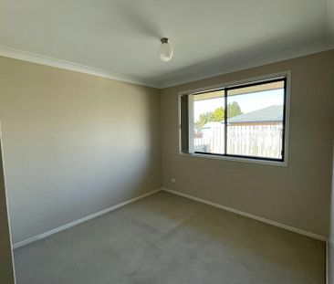 3 BEDROOM UNIT IN QUIET NEIGHBOURHOOD - Photo 3