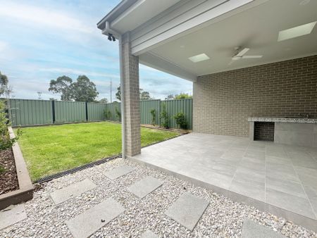 Brand New 5 Bedroom Located within Minutes to Penrith&excl; - Photo 3