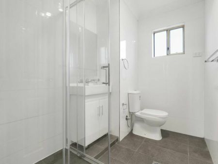 Spacious Two Storey Townhouse ! - Photo 4