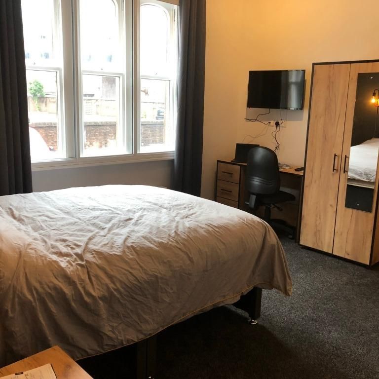16 bedroom flat to rent - Photo 1