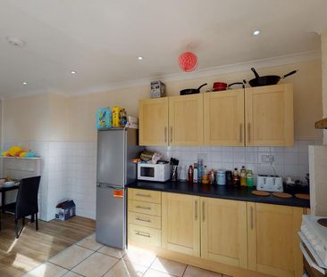 5 bedroom end of terrace house to rent - Photo 1