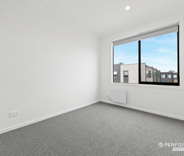 12 Strong View, Fraser Rise VIC 3336 - Townhouse For Rent | Domain - Photo 2
