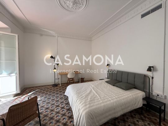 Spacious Designer Room with Balcony in 6-Bedroom El Born Apartment - Photo 1