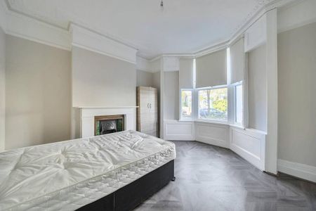 4 bedroom end of terrace house to rent - Photo 3