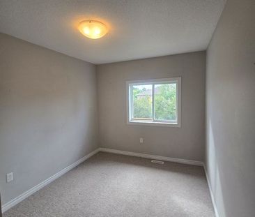 Northeast Barrie: 3 Bed, 1.5 Bath Townhouse, Sydenham Wells - Photo 6
