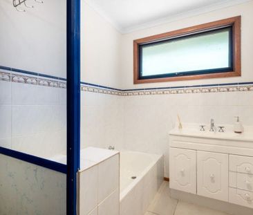FOUR BEDROOM FAMILY HOME WITH THREE LIVING ZONES IN COURT LOCATION - Photo 6