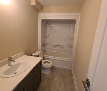 For Lease - 3287 Homestead Drive, Hamilton, Ontario - Photo 5