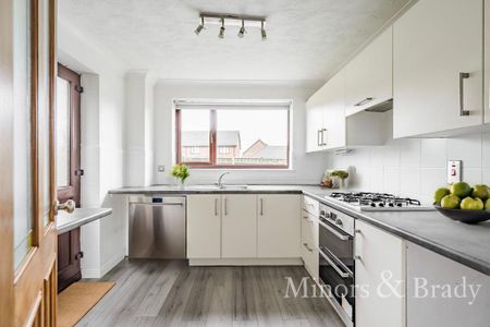 3 bedroom detached house to rent - Photo 4