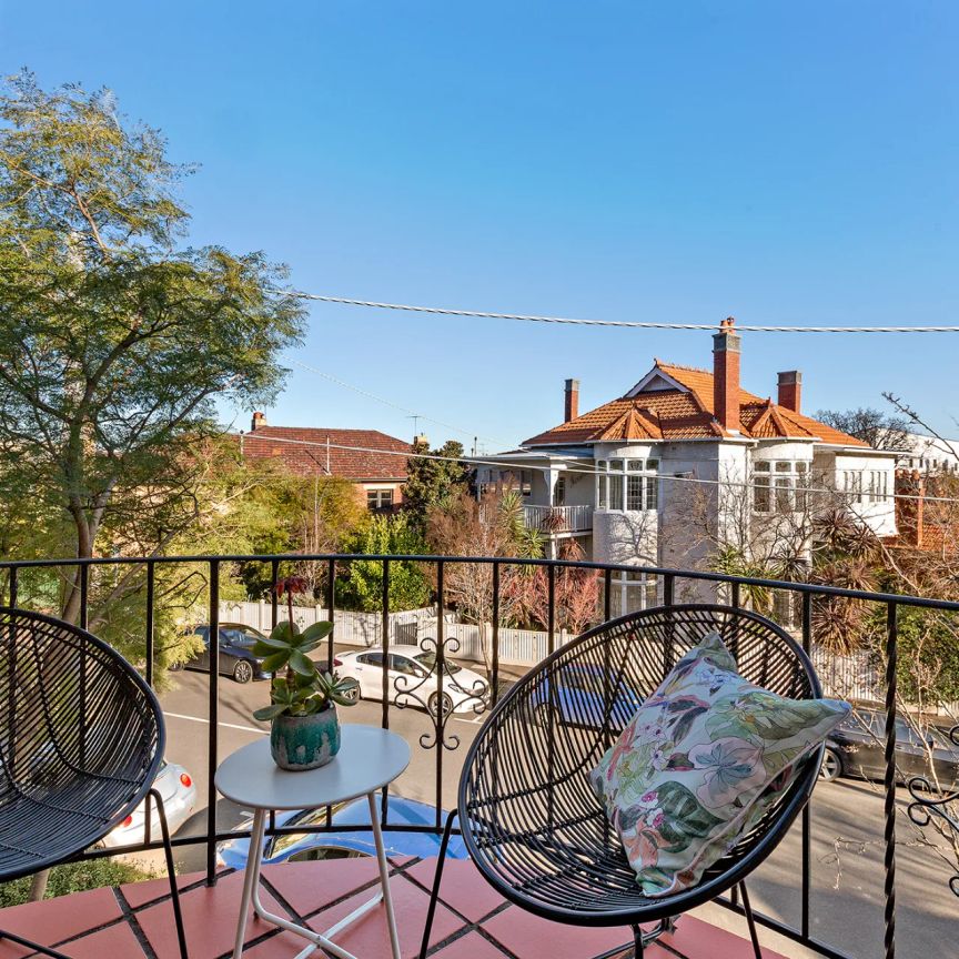 Capture the charm, embrace the space, live the location - Photo 1