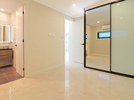 Modern Residence moments to waters edge - Photo 3