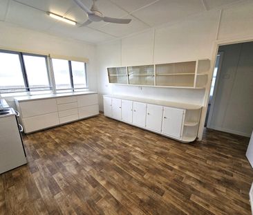 Charming Highset Family Home with Spacious Yard - Photo 5