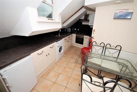 3 bedroom flat to rent - Photo 5
