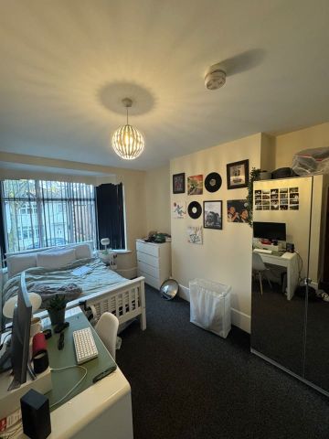 Room in a Shared House, Harlaxton Drive, NG7 - Photo 3