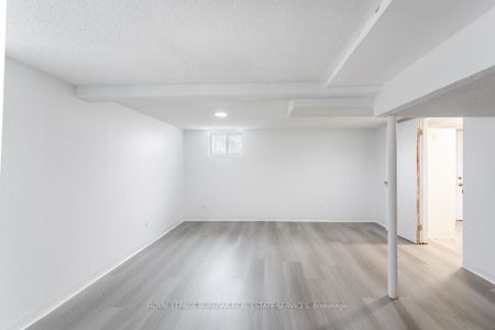 Detached Home For Lease | X8102062 - Photo 5