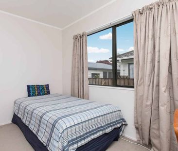 Generous 4-Bedroom Home with Separate Living, ... - Photo 1