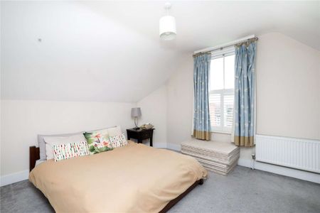 A fantastic five bedroom family house benefitting from a summer house and off-street parking. - Photo 5