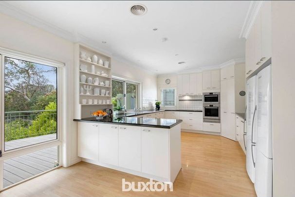 FAMILY HOME OVERLOOKING AUSTRALIA'S PREMIER GOLF COURSE - Photo 1