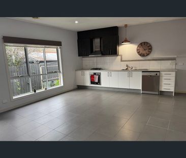 3/6 South Street, Hadfield, Vic 3046 - Photo 2