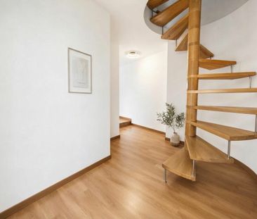 DUPLEX DE 2.5 PIÈCES AVEC POUTRES APPARENTES AU COEUR DE LA VIEILLE... - Photo 4