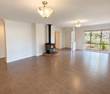 Comfortable Family Living in a Peaceful Blaxland Location! - Photo 1