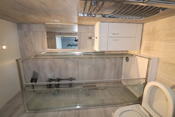 Presenting to you this stunning 6-Flat House comprised of all En-Suite Rooms - Photo 1