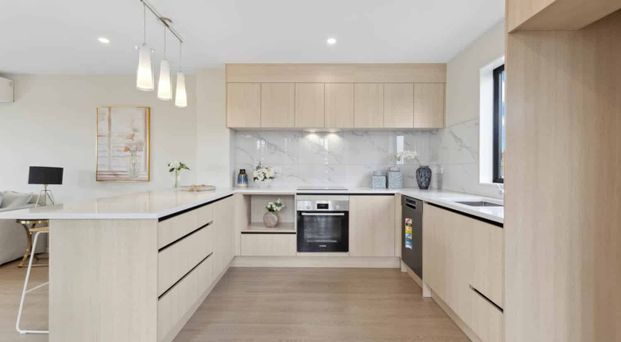 Mangere, 4 bedrooms - Photo 1