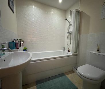 Cedar Close, Old Stratford, Milton Keynes, MK19 - Photo 4