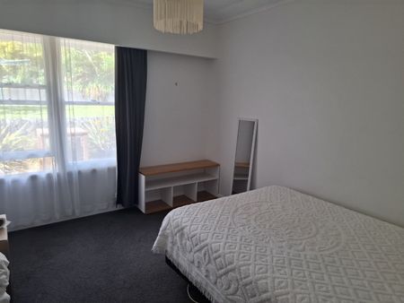 Spacious 4 Bedroom plus Family Home in Prime Location This stunning 4 bedroom, 3 bathroom home is the perfect blend of comfort and convenience, offering plenty of space for your family to grow and enjoy. - Photo 3